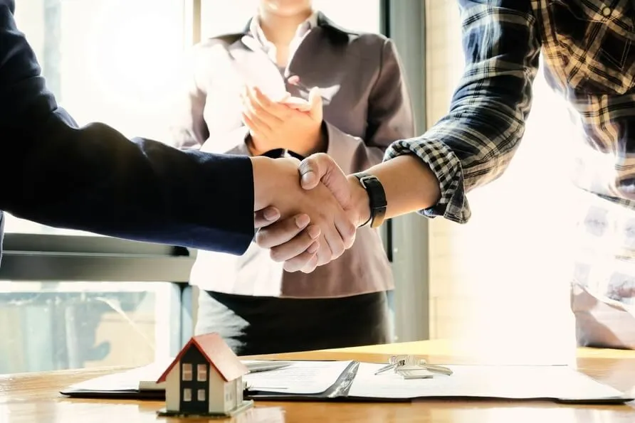 Picture of home buyer and home seller shaking hands to close deal